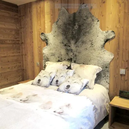 Chalet De 4 Chambres Avec Jacuzzi Jardin Amenage Et Wifi A Le Biot 샬레 *